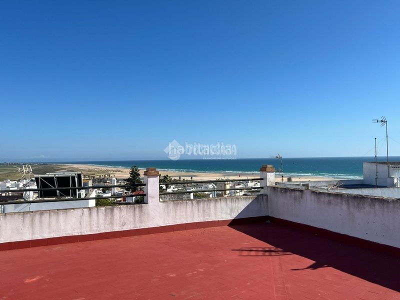 Foto 43a3c91f-0c79-4934-a23f-5ea7bf7f2b7d. Pis amb calefacció a Conil Conil de la Frontera