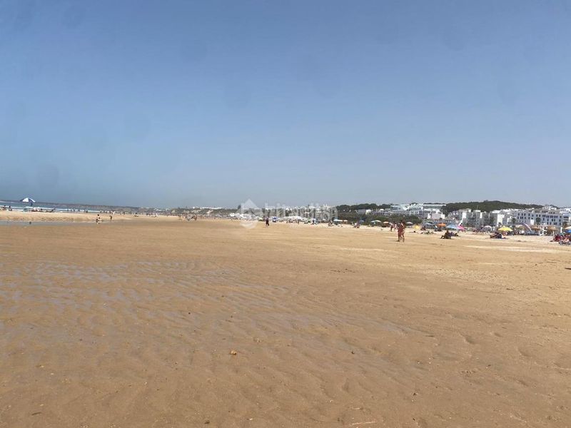 Foto 2b26d01b-8428-4828-9a60-e391c2ea70da. Aparcament cotxe a Conil Conil de la Frontera