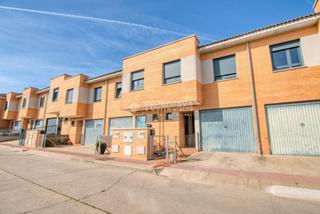 Casa aparellada a Cigales. Casa en venta en cigales