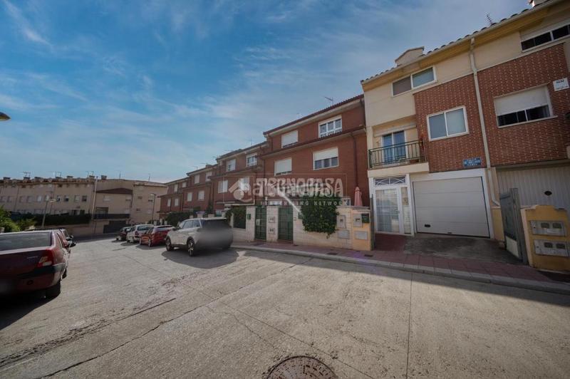 Foto 710209f6-3357-40fe-a3fd-e702270da9a9. Towny house with heating parking in Cigales