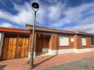 Maison jumelée à Santovenia de Pisuerga. Casa en venta en santovenia de pisuerga