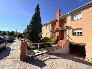 Casa aparellada a Fuensaldaña. Casa en venta en fuensaldaña