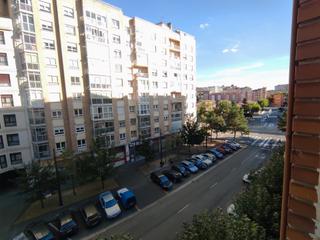 Piso  Calle de santa cruz. Piso de 100 m2, 4 habitaciones y 2 baños, con trastero, buena zo