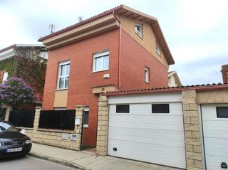 Xalet  Calle tizona. Chalet independiente a solo 5 km de burgos, 3 domitorios mas ati