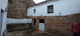 Casa  Calle san pedro. Casa con cochera grande y patio de 70 m2