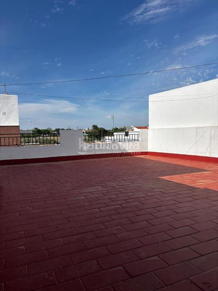 Foto d35805a4-c0ce-4b9e-8f8f-999825a4cfd4. Casa aparellada a Torreblanca Sevilla