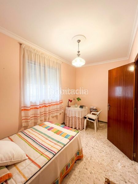 Foto 4ea50105-0966-48fb-b425-11aa988b0a5c. Casa aparellada amb aparcament a Torreblanca Sevilla