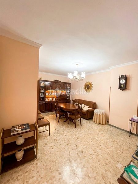 Foto 8491710b-b15f-48d7-93c1-44485bc1947b. Casa aparellada amb aparcament a Torreblanca Sevilla