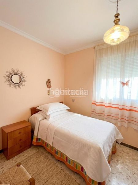 Foto c8a55332-b513-4151-bcd0-9678be79b9ea. Casa aparellada amb aparcament a Torreblanca Sevilla