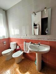 Casa aparellada a Marchena. Casa en venta en marchena