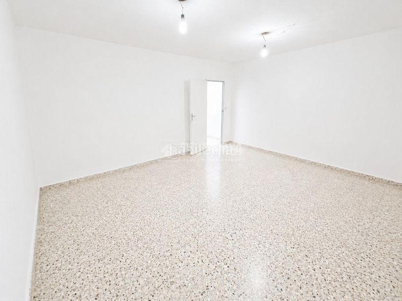 Foto edf5bae2-2a34-48a7-8298-e7a156e498de. Local comercial a Aluche Madrid