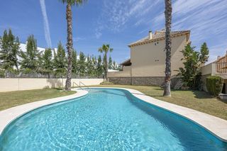 Casa en Adarvers de calypso 9. Casa en venta en calahonda, 5 dormitorios.