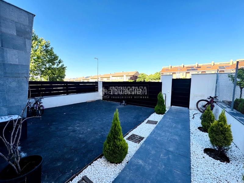Foto 8df1a2c8-b70a-4de9-9edd-94474a511e27. Casa pareada casa en venta en La Dehesa - El Pinar Navalcarnero