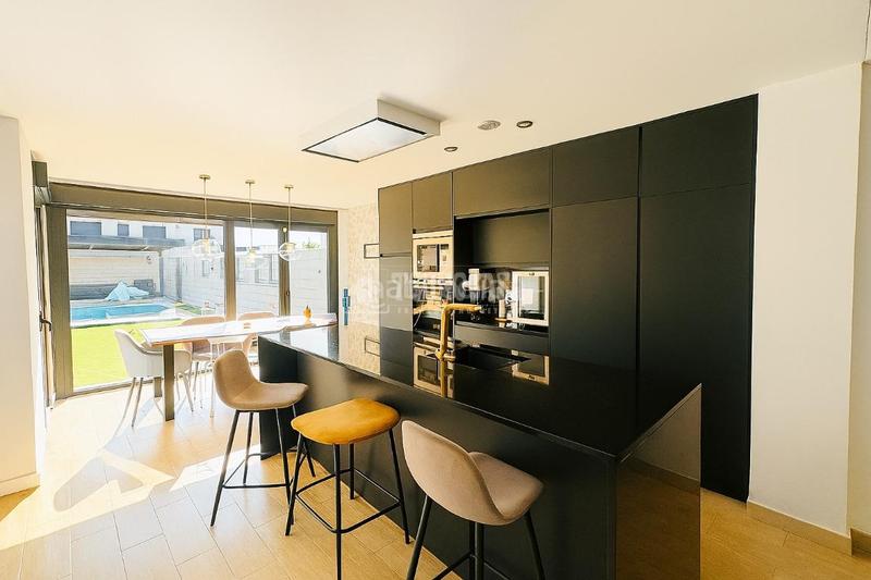 Foto ad86fe1d-3e0a-4c18-8893-bf4228a96c7d. Casa pareada casa en venta en La Dehesa - El Pinar Navalcarnero