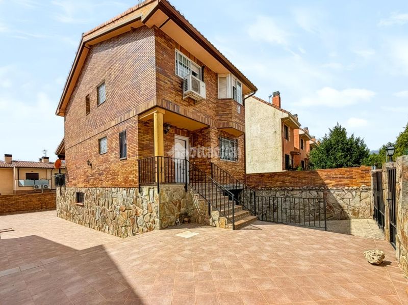 Foto 3f12a81d-ff52-403a-b21b-f489172a3a56. Casa aparellada amb calefacció aparcament a Covadonga - Los Manzanos Navalcarnero