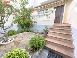Chalet à Segur de Calafell Nucli Urbà. Disfruta del sol todo el año en esta amplia casa con solarium pr