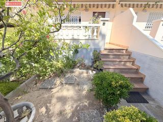 Xalet a Segur de Calafell Nucli Urbà. Disfruta del sol todo el año en esta amplia casa con solarium pr
