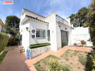 Casa adossada a Segur de Calafell Nucli Urbà. Casa adosada esquinera muy luminosa con jardín, garaje y vistas