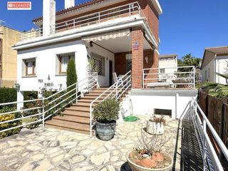 Chalet en Segur de Calafell Nucli Urbà. Chalet independiente con pisicna !!!