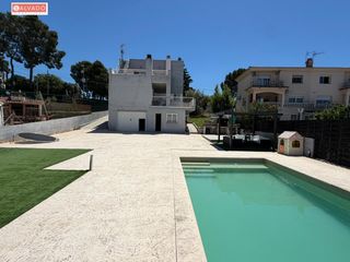 Xalet a Segur de Calafell Nucli Urbà. Espectacular chalet independiente con piscina, zona chillout y b