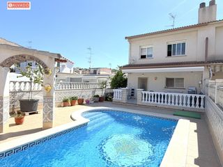 Casa adossada a Segur de Calafell Nucli Urbà. Exclusiva casa adosada esquinera en segur de calafell centro!