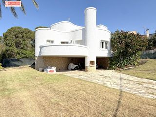 Chalet à Segur de Calafell Nucli Urbà. Una propiedad singular, construida a conciencia, donde la luz, l