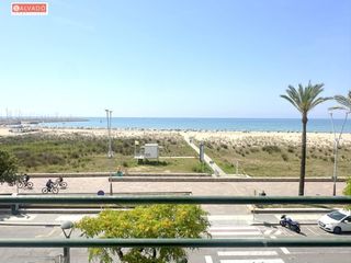 Pis a Segur Platja. Piso reformado en primera línea de mar con terraza y vistas pano