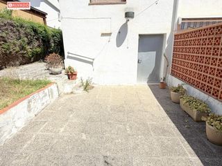 Planta baixa a Segur de Calafell Nucli Urbà. Amplia planta baja con gran terraza, garaje privado y múltiples