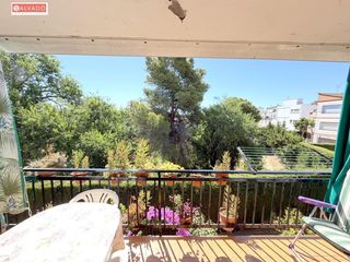 Pis a Segur de Calafell Nucli Urbà. Luminoso piso de 2 dormitorios con balcón y vistas despejadas a