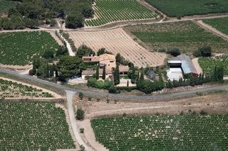 Masia a Sant Jaume dels Domenys. Masia campau  una historia viva entre viñedos