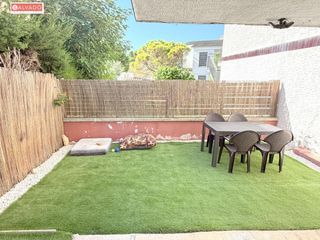 Planta baja en Segur de Calafell Nucli Urbà. Planta baja reformada con amplia terraza ajardinada a doble altu