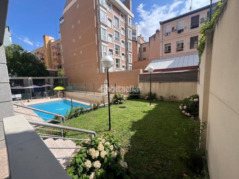 Foto a7b8f9c1-5e0b-478e-bdef-7a383f4ea2d9. Pis amb calefacció piscina a Adelfas Madrid
