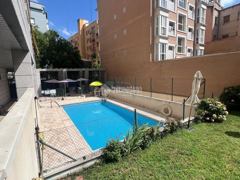 Foto b43514a6-0fe4-4493-8387-d82068111f99. Pis amb calefacció piscina a Adelfas Madrid