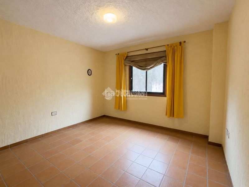 Foto c830eff3-c7f3-4509-bf1e-12baf83f8461. Casa aparellada a Centro Orotava (La)