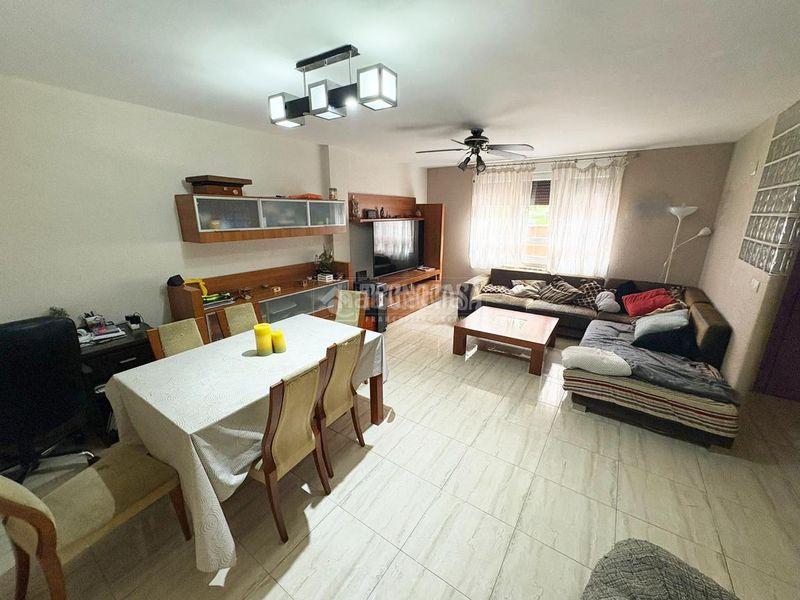 Foto d8b330cc-0d6f-4f6f-999a-ce66e73d048e. Casa aparellada amb calefacció aparcament a Alfonso Zaragoza