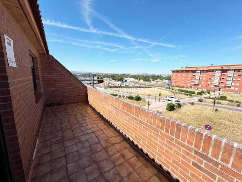 Foto c476c2d0-57df-4038-95cc-885f0619b8a4. Casa aparellada amb calefacció piscina a Santa Isabel Zaragoza