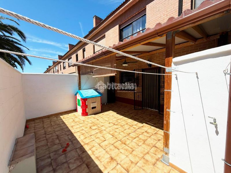 Foto d8e1b975-d6c5-4674-b732-9fe987485f65. Casa aparellada amb calefacció piscina a Santa Isabel Zaragoza