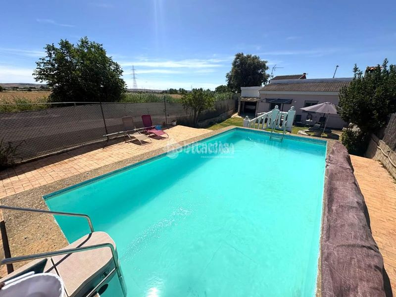 Foto 201577d5-db1f-47d0-b6ca-9f6e01b16f53. Casa amb aparcament piscina a Peñaflor Zaragoza