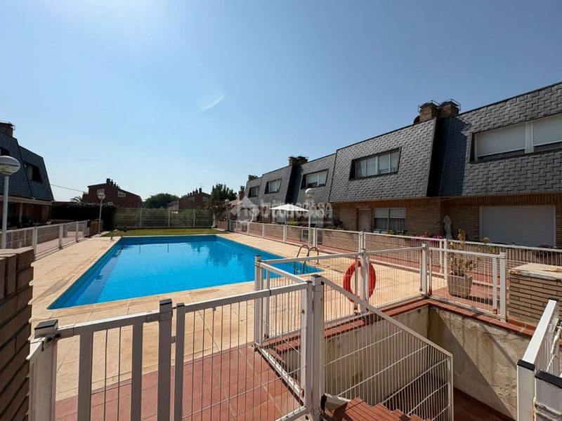 Foto 37c9a651-9995-4f42-b7b7-e0c61e36d359. Casa aparellada amb aparcament piscina a Movera Zaragoza