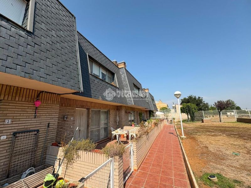 Foto 3a867bb9-e3b5-4652-aded-44c6e2aadfb7. Casa aparellada amb aparcament piscina a Movera Zaragoza
