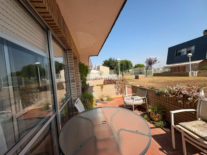 Foto 6555f633-48f1-42e2-a61c-8fa6b0fbb534. Casa aparellada amb aparcament piscina a Movera Zaragoza