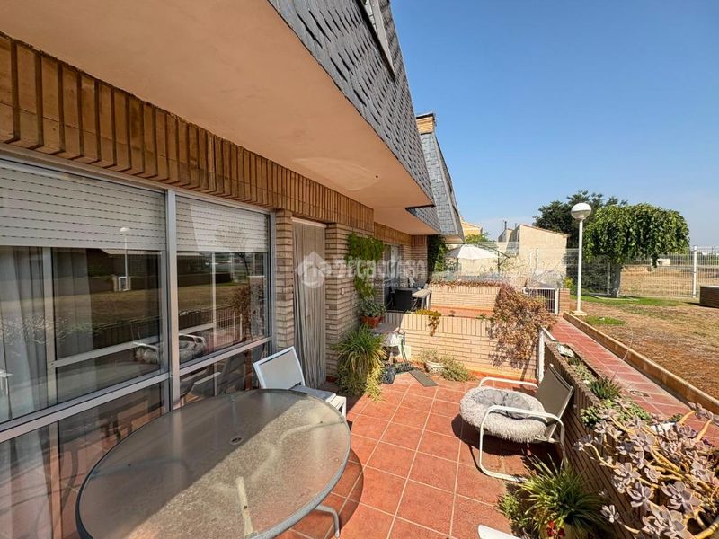 Foto a80d40d8-9488-49ae-813d-17a83b3b7988. Casa aparellada amb aparcament piscina a Movera Zaragoza