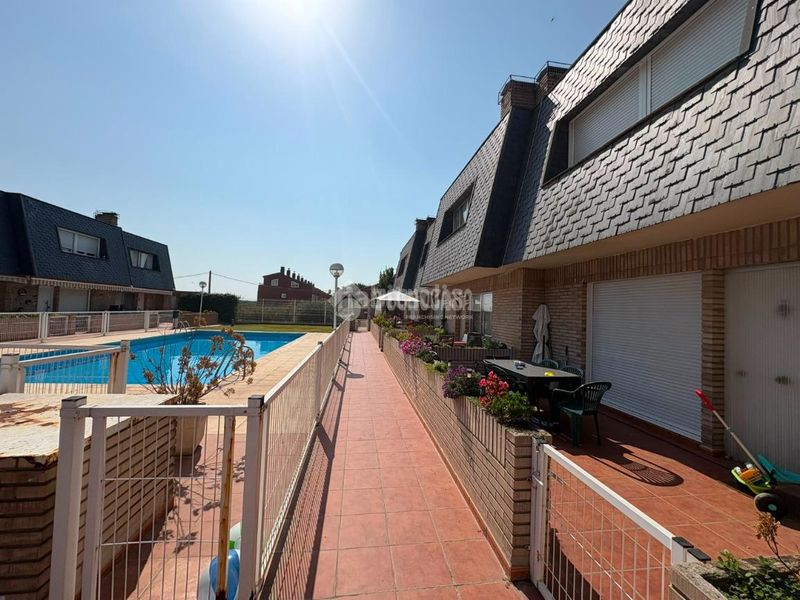 Foto c230ccd8-5336-49fd-a111-bab6d315ea4f. Casa aparellada amb aparcament piscina a Movera Zaragoza
