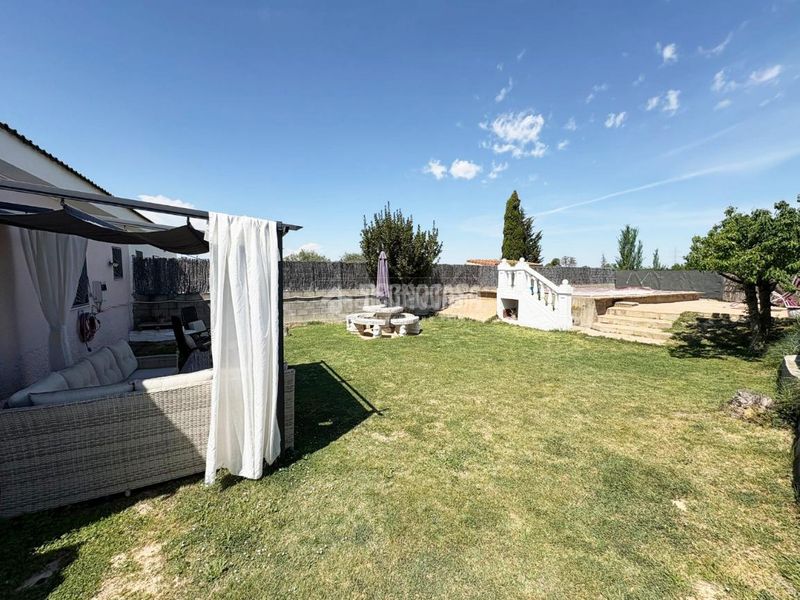 Foto e2fa2928-427a-4fb9-bbd3-3a83cf4ec3e5. Casa amb aparcament piscina a Peñaflor Zaragoza