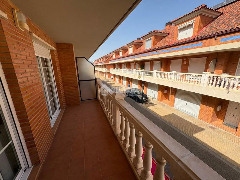 Foto 31932223-7a66-4b5c-ba8b-b9ea20821e14. Casa aparellada amb aparcament a Santa Isabel Zaragoza