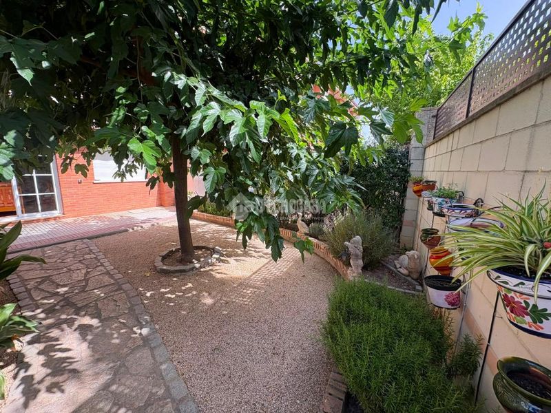 Foto 7f6d8796-b9e3-4c3c-ba50-cb1d3b05edda. Casa aparellada amb aparcament a Santa Isabel Zaragoza