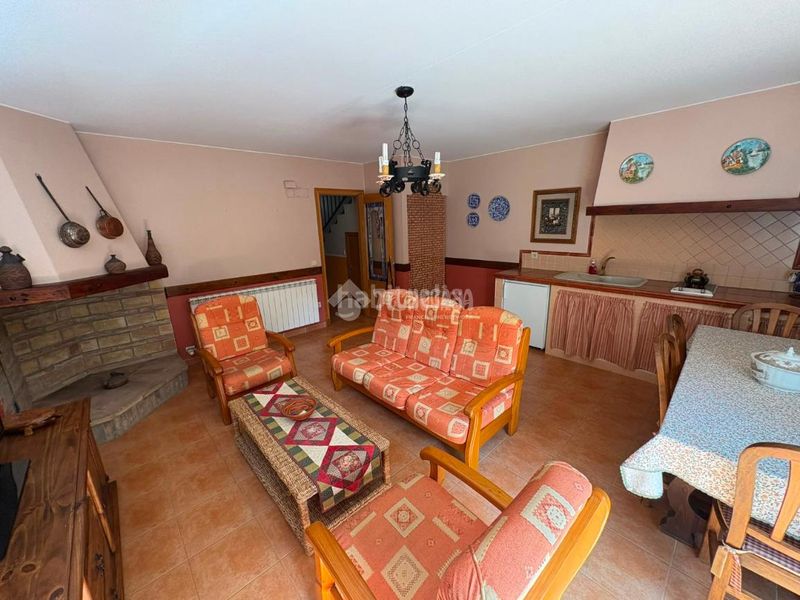 Foto b4106e40-7214-4935-a5fd-52636562ffba. Casa aparellada amb aparcament a Santa Isabel Zaragoza