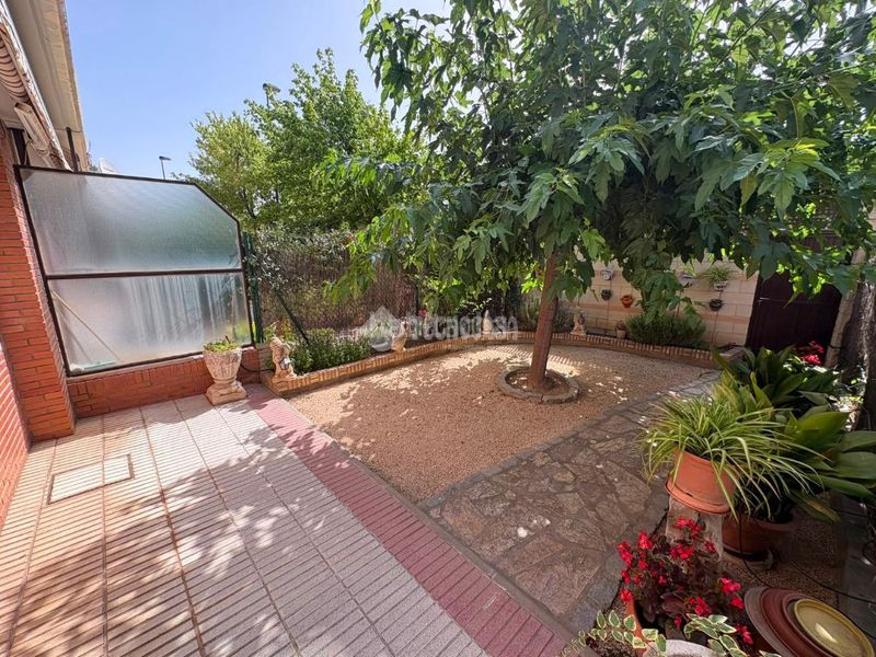 Foto b8074d33-68c2-4ab0-8a8e-8f903679f1cc. Casa aparellada amb aparcament a Santa Isabel Zaragoza