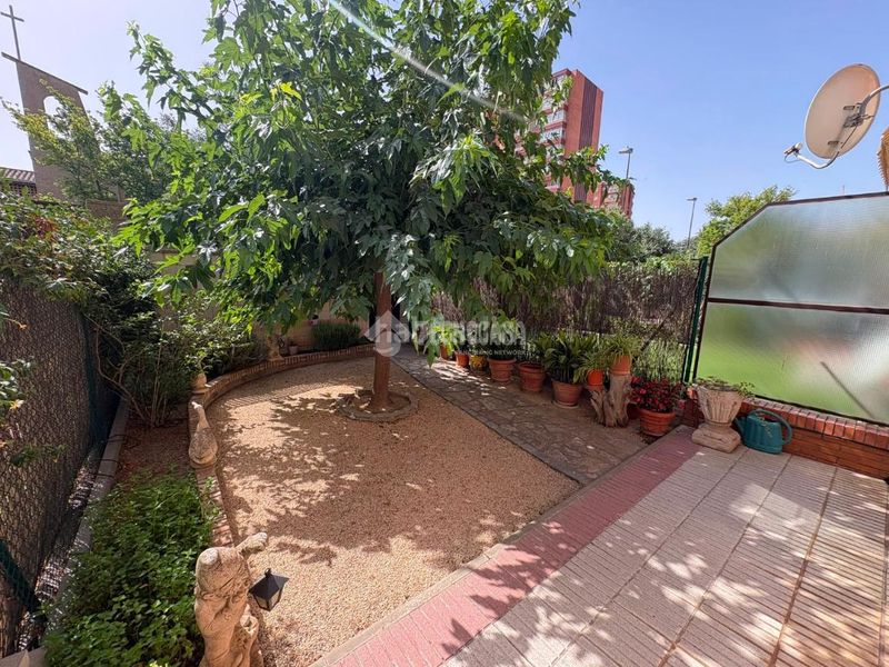 Foto b86b9be8-09da-48d0-ab68-aa35e35b2817. Casa aparellada amb aparcament a Santa Isabel Zaragoza