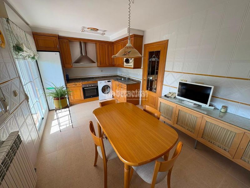 Foto d41f911f-1569-4fd8-a4f4-f866555b4241. Casa aparellada amb aparcament a Santa Isabel Zaragoza